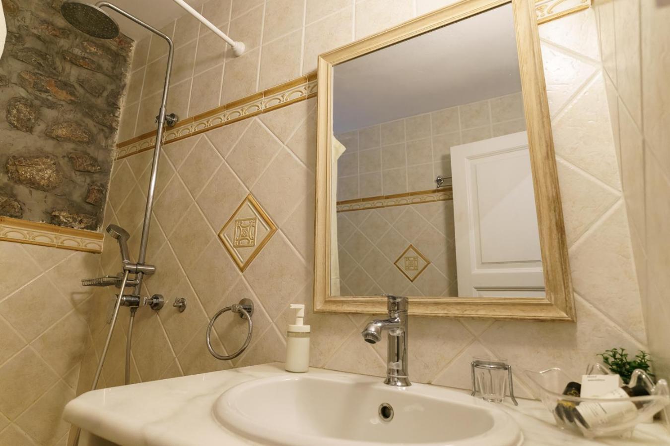 Nereids Guesthouse Идра Экстерьер фото