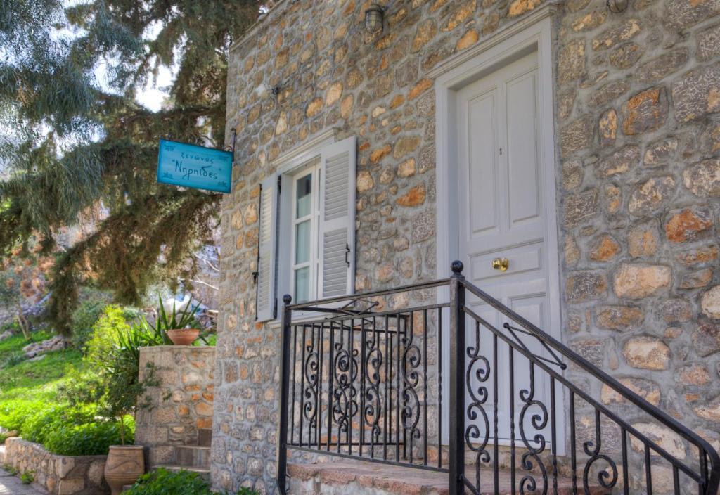 Nereids Guesthouse Идра Экстерьер фото
